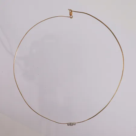 Halskjede med diamanter (1 x ca. 0,13ct og 2 x ca. 0,08ct), lengde 44cm, bredde 0,7- 4,3mm, 14K Vekt: 4 g Kontakt Lånekontoret for frakt