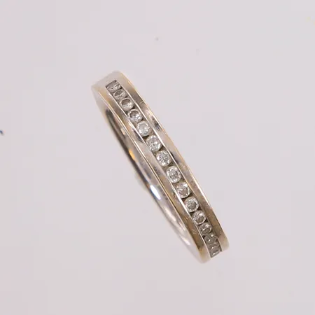 Ring med diamanter (17 x ca. 0,01ct), ø16,8mm, bredde 3,1mm, hvitt gull, 14K Vekt: 3,4 g Kontakt Lånekontoret for frakt