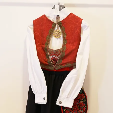 Sigdal Eggedal bunad dame, sjorte, halsølje, brystsølje, 2 par mansjettknapper, veske, forkle, bringeklut, sølv 830S  Kontakt Lånekontoret for frakt