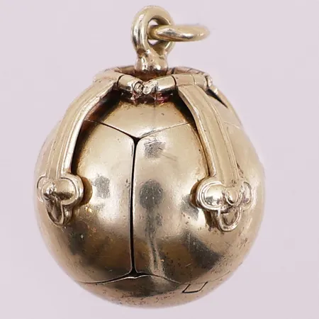 Anheng kule og kors, lengde 28,3 mm, bredde 18,7 mm, innside sølv, utside 14K Vekt: 9,9 g Kontakt Lånekontoret for frakt