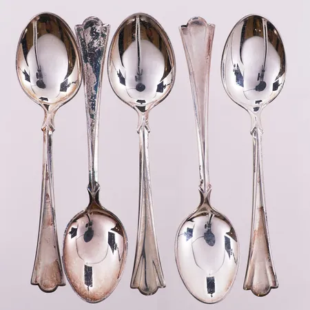 5 dessertskjeer Lilje, lengde 15 cm, 3 av 5 gravert, 830S Vekt: 128 g Kontakt Lånekontoret for frakt