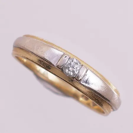 Ring med diamant, 1 x ca 0,10 ct, Ø 16,5 mm, bredde 2,6 - 4,3 mm, 14K Vekt: 2,7 g Kontakt Lånekontoret for frakt