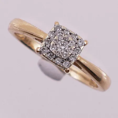 Ring Victoria med diamanter, 1 x ca 0,03 ct, 20 x ca, 0,01 ct, Ø 17,8 mm, bredde 2 - 6,6 mm, diamantsertifikat,14K Vekt: 2,9 g Kontakt Lånekontoret for frakt