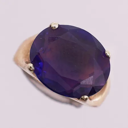 Ring med lilla sten, Ø 15,7 mm, bredde 2,4 - 11,6 mm, 14K Vekt: 5,4 g Kontakt Lånekontoret for frakt