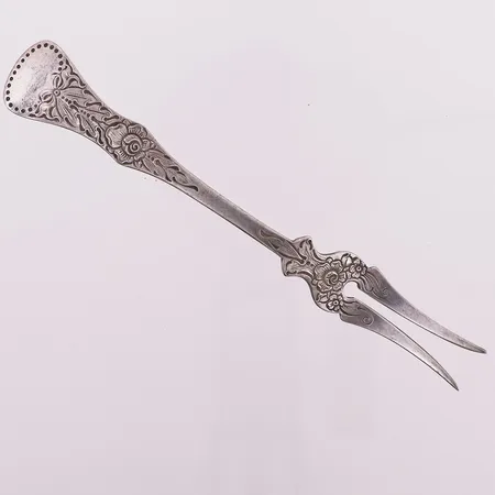 Koldtgaffel Flat rose, lengde 12,5 cm, gravert, 830S Vekt: 13,5 g Kontakt Lånekontoret for frakt