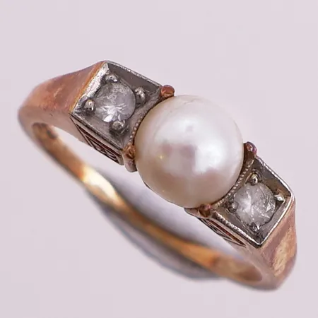 Ring med perle og blanke stener, Ø 16 mm, bredde 1,1 - 6 mm, 14K Vekt: 2,8 g Kontakt Lånekontoret for frakt