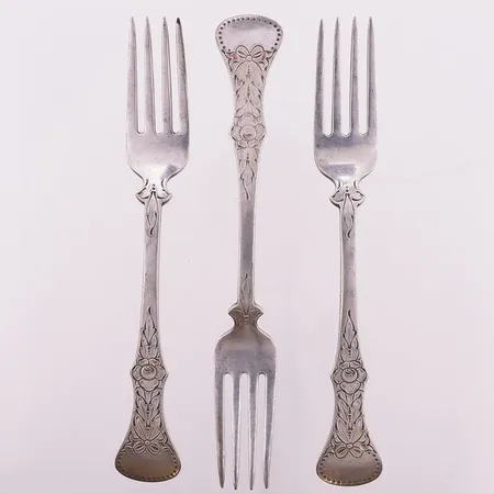 3 gafler Flat rose, lengde 17 cm, gravert, 830S Vekt: 112,3 g Kontakt Lånekontoret for frakt