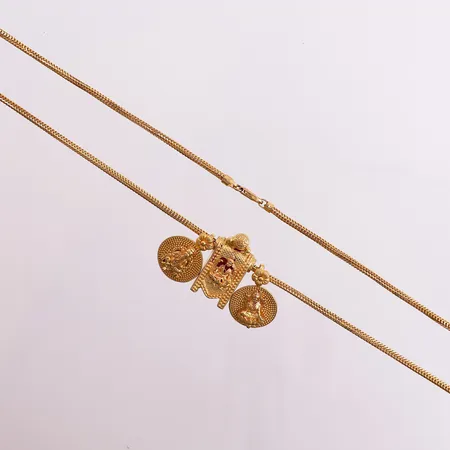 Halssmykke med 3 anheng, lengde 75 cm, bredde 2,3 - 25 mm, 22K Vekt: 41 g Kontakt Lånekontoret for frakt