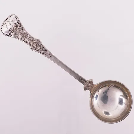 Sauskje Flat rose, lengde 16 cm, gravert, 830S Vekt: 31,8 g Kontakt Lånekontoret for frakt