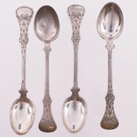 4 teskjeer Flat rose, lengde 11,5 cm, 3 av 4 gravert, 830S Vekt: 47 g Kontakt Lånekontoret for frakt