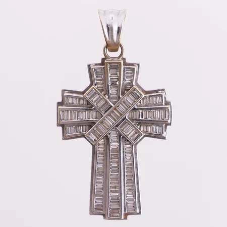 Anheng kors med baguette slipte diamanter, 164 x ca 0,05 ct, lengde 5,5 cm, bredde 5,4 mm, 18K Vekt: 25 g Kontakt Lånekontoret for frakt