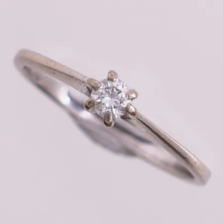 Ring med diamant, 1 x ca 0,12 ct, Ø 17 mm, bredde 1,1 - 3,8 mm, 14K Vekt: 1,8 g Kontakt Lånekontoret for frakt