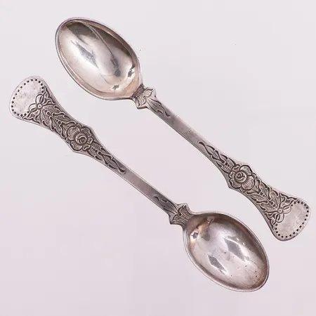 2 teskjeer Flat rose, lengde 10,5 cm, gravert, 830S Vekt: 18,5 g Kontakt Lånekontoret for frakt