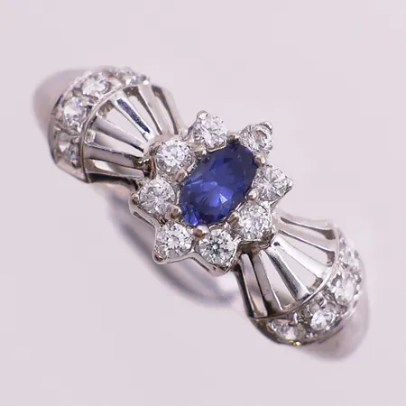 Ring med blå sten og klare stener, Ø 18 mm, bredde 1,9 - 9,5 mm, bulket, 14K Vekt: 2,8 g Kontakt Lånekontoret for frakt