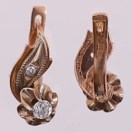 Ett par øredobber med klare stener, lengde 15,3 mm, bredde 6,6 mm, 14K Vekt: 2,9 g Kontakt Lånekontoret for frakt