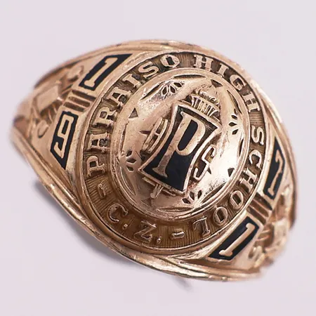 Ring Paraiso High School, Ø 21,5 mm, bredde 3,7 - 17,3 mm, gravert, 10K Vekt: 11 g Kontakt Lånekontoret for frakt