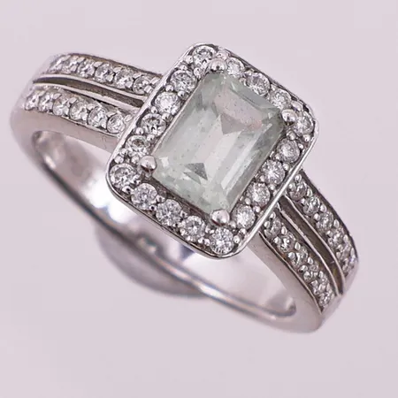 Ring med grønn sten og diamanter, 42 x ca 0.01 ct, Ø 17,9 mm, bredde 10,6 mm, 14K Vekt: 4,8 g Kontakt Lånekontoret for frakt