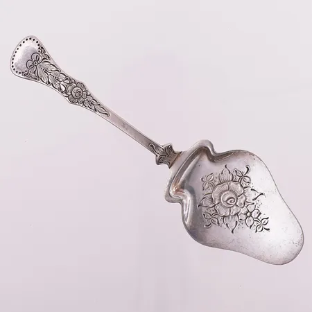 Tomatspade Flat rose, lengde 14,7 cm, gravert, 830S Vekt: 19,3 g Kontakt Lånekontoret for frakt