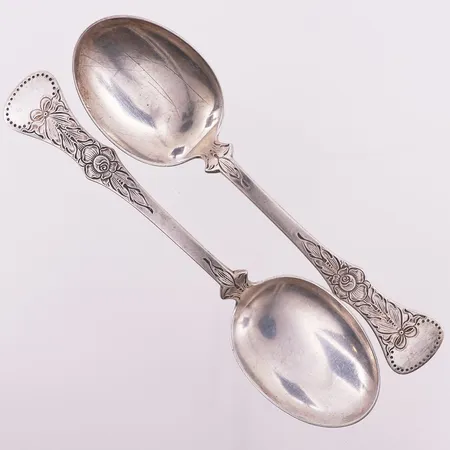 2 Spiseskjeer Flat rose, lengde 17 cm, gravert, 830S Vekt: 73,8 g Kontakt Lånekontoret for frakt