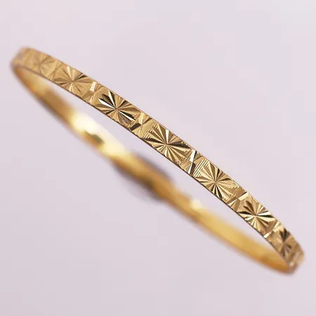 Armring med gravert mønster, Ø 60 mm, bredde 3,7 mm, 21K Vekt: 12,9 g Kontakt Lånekontoret for frakt