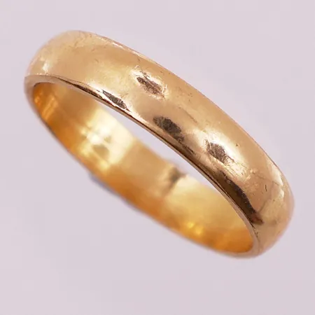 Ring spiss oval, Ø 19,4 mm, bredde 4,3 mm, mangler stempel, 21K Vekt: 5,5 g Kontakt Lånekontoret for frakt