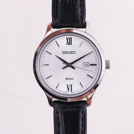 Seiko Neo Classic, modell 6N22-00E0, serienr 831474, Ø 30mm, stål, hvit urtavle,  kvarts, 50 m / 5 bar, sort lærreim, pute, boks Kontakt Lånekontoret for frakt