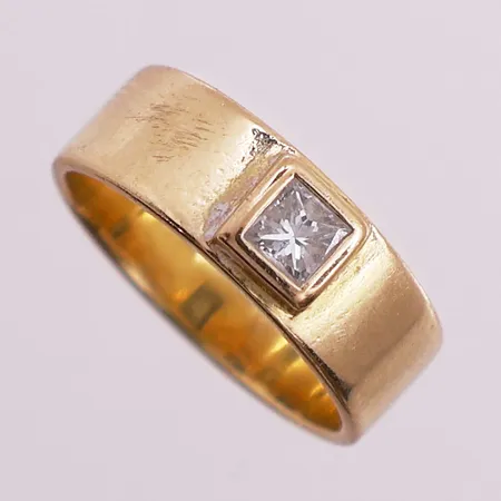 Ring med diamant 1 x ca 0,15 ct, Ø 16 mm, bredde 5,9 mm, 18K Vekt: 4,8 g Kontakt Lånekontoret for frakt