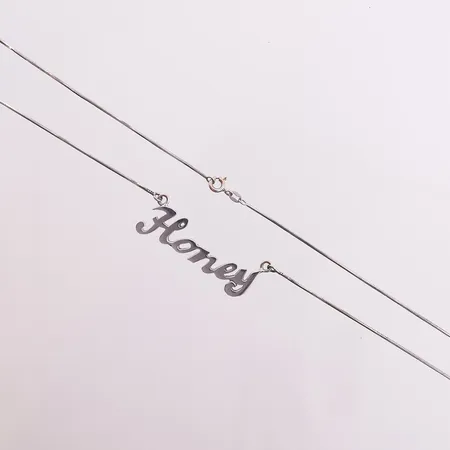 Halskjede med navneanheng, "Honey", lengde 45 mm, bredde 1 - 16 mm, 18K Vekt: 9,1 g Kontakt Lånekontoret for frakt
