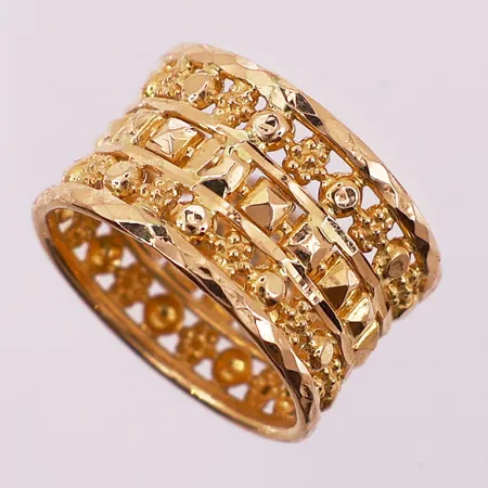 Ring, Ø 17,9 mm, bredde 12,6 mm, bulket, mangler stempel, 21K Vekt: 4,1 g Kontakt Lånekontoret for frakt