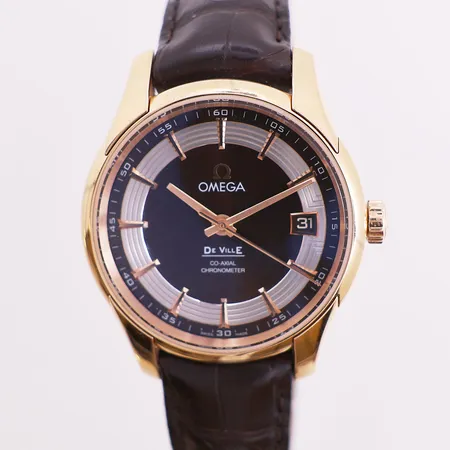 Omega De ville Hour vision, Ø 41 mm, ref 431.63.41.21.13.001, snr 82026642, caliber 8501, automat, brun lærreim, 100m / 330ft, foldelås, safirglass, sertifikat Singapore år 2007, urkasse 18K rosegull, kronometersertifikat, piktogramkort, garantikort, instruksjonsbok, pute, boks og yttereske Kontakt Lånekontoret for frakt