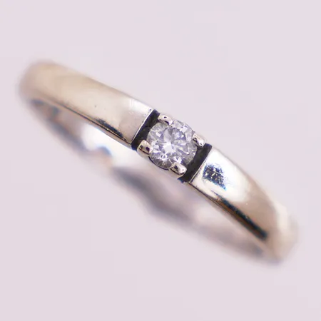 Ring med diamant 1 x ca 0,10 ct, Ø 16,5 mm, bredde 2,3 - 3 mm, 14K Vekt: 2,3 g Kontakt Lånekontoret for frakt