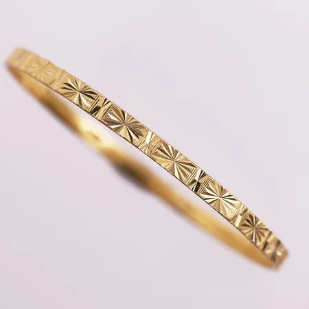 Armring med gravert mønster, Ø 60 mm, bredde 3,8 mm, 21K Vekt: 12,9 g Kontakt Lånekontoret for frakt