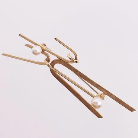 Brosje med 2 perler, lengde 67 mm, bredde 20 mm, 14K Vekt: 6,2 g Kontakt Lånekontoret for frakt