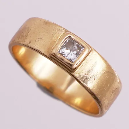 Ring med diamant 1 x ca 0,15 ct, Ø 18 mm, bredde 5,4 mm, 18K Vekt: 5,4 g Kontakt Lånekontoret for frakt