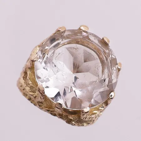 Ring med klar sten, Ø 16,6 mm, bredde 3,4 - 18,6 mm, 14K Vekt: 10,6 g Kontakt Lånekontoret for frakt