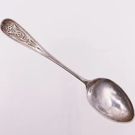Dekorert serveringskje, lengde 20,8 cm, M Olsen, gravert, 830S Vekt: 35,6 g Kontakt Lånekontoret for frakt