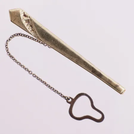 Slipsnål med skjorteknappsfeste, lengde 64 mm, bredde 3,5 - 7,3 mm, 14K Vekt: 5,3 g Kontakt Lånekontoret for frakt