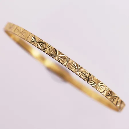 Armring med gravert mønster, Ø 60 mm, bredde 3,7 mm, 21K Vekt: 12,8 g Kontakt Lånekontoret for frakt