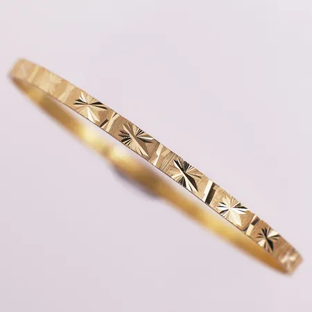 Armring med gravert mønster, Ø 60 mm, bredde 3,6 mm, 21K Vekt: 11,4 g Kontakt Lånekontoret for frakt