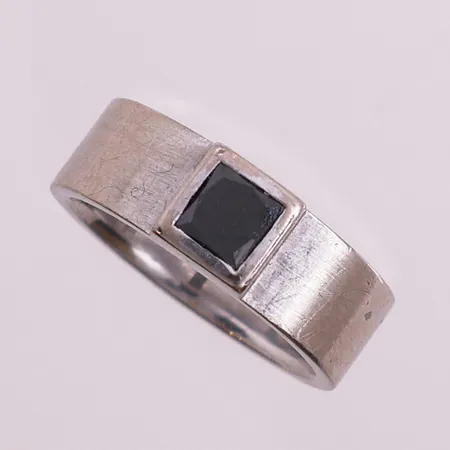 Ring med sort sten, Ø 18,6 mm, bredde 7 mm, 14K Vekt: 12,7 g Kontakt Lånekontoret for frakt