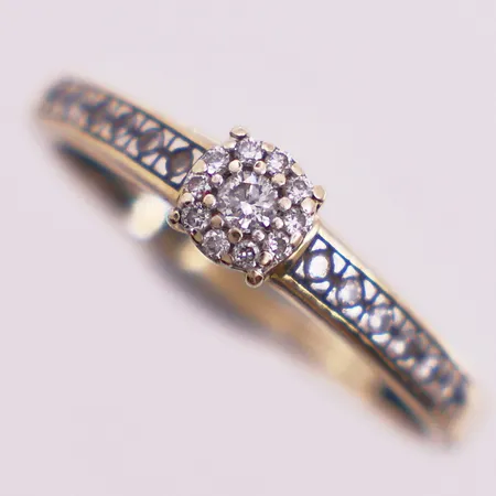 Ring med diamanter totalt ca 0,25 ct, Ø 16,5 mm, bredde 1,5 - 4,4 mm, 9K Vekt: 1,9 g Kontakt Lånekontoret for frakt