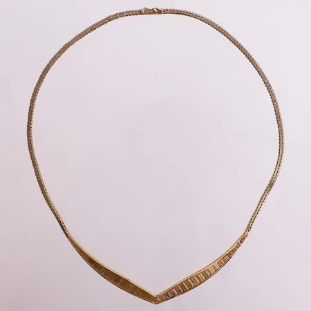 Halssmykke, lengde 39 cm, bredde 2,7 - 6,4 mm. 14K Vekt: 16,4 g Kontakt Lånekontoret for frakt