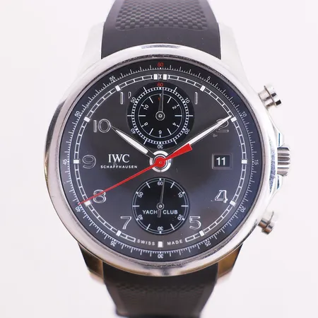 IWC Portuguese Yacht Club, ref IWE390503, Ø 43,5mm serienr 3988895, kassenr 3988895, caliber 89361, verknr 3950887, automat, 38 juveler, safirglass, dato, kronograf, sertifikat Singapore år 2016, pute, boks og skadet ytterboks Kontakt Lånekontoret for frakt