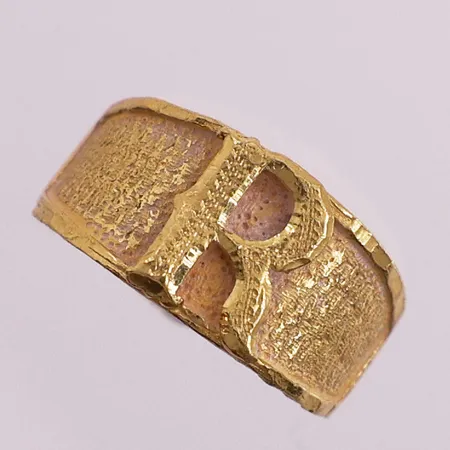 Ring med bokstav R, Ø 16 mm, bredde 3,3 - 9 mm, 21K Vekt: 3,7 g Kontakt Lånekontoret for frakt
