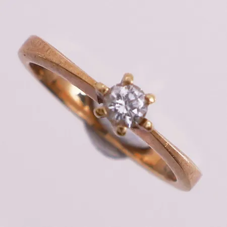 Ring med diamant, 1 x ca 0,15 ct, Ø 15 mm, bredde 2 - 4,1 mm, 14K Vekt: 2 g Kontakt Lånekontoret for frakt