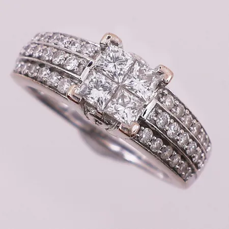 Ring med prinsesseslipte diamanter, 4 x ca 0,18 ct, 42 x ca 0,01 ct, 14K Vekt: 6 g Kontakt Lånekontoret for frakt