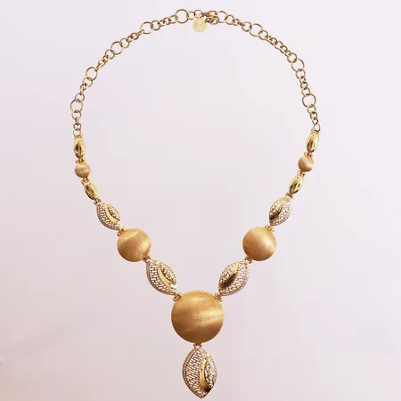 Halssmykke med klare stener, lengde 44,5 cm, 4,8 -29,4 mm, 21K Vekt: 30 g Kontakt Lånekontoret for frakt