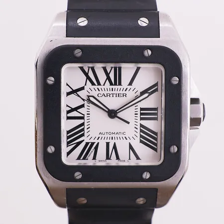 Cartier Santos 100, stål, Ø 38mm, ref 2656, snr 156464MX, caliber 049, verknr 2892A2, 21 juveler, automat, 100m / 330ft, safirglass, originalt gummilenke, sertifikat Barcelona år 2011, instruksjonsbok, "Discover the Cartier" DVD, slitt ytterboks og pute. Kontakt Lånekontoret for frakt