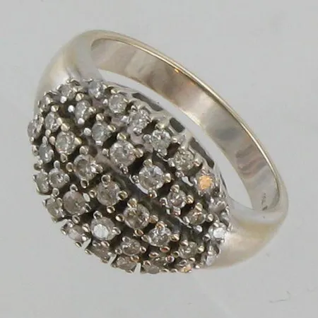 Ring i vitguld med diamanter ca 32x0,02ct, stl: 18¼,18K Vikt: 5,9 g