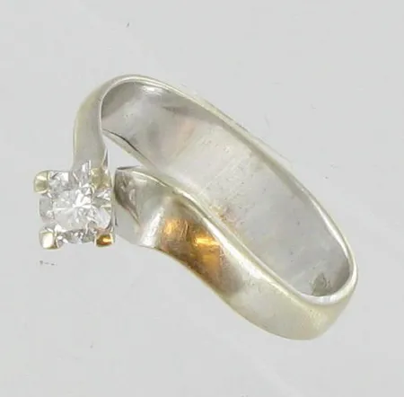 Ring vitguld ,behöver roderas om, med diamant 1xca0,35ct Crystal/Pique3, stl:17, 14K
 Vikt: 3,7 g